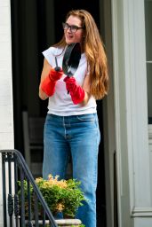 Brooke Shields - Cheering Frontline Workers in NY 05/28/2020