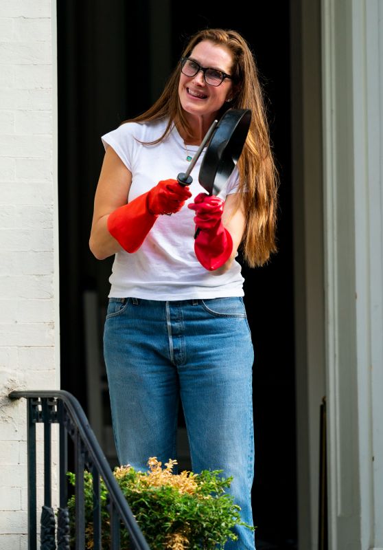 Brooke Shields - Cheering Frontline Workers in NY 05/28/2020