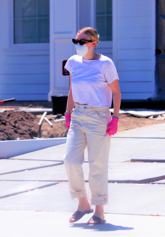 Dakota Fanning - Moving Boxes From Her Car Into a Home in LA 05/04/2020