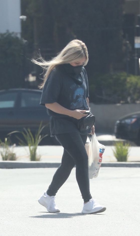 Celebrity Street Style: Elizabeth Banks wearing HFS Collective Belt Bag