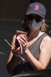 Elizabeth Banks Wear a Baseball Cap From Her Alma Mater - Out in LA 05/28/2020