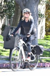 Goldie Hawn and Kurt Russell - Bike Ride in Brentwood 05/21/2020