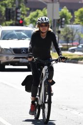 Goldie Hawn and Kurt Russell - Bike Ride in Brentwood 05/21/2020