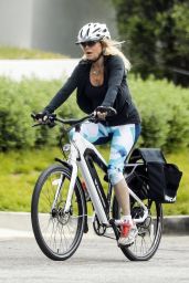 Goldie Hawn Bike Ride 05/19/2020
