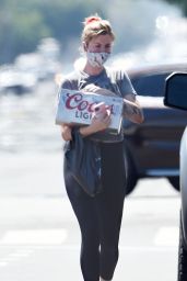 Ireland Baldwin - Picks Up an 18-Pack of Coors Light Canned Beer - Hollywood 05/01/2020