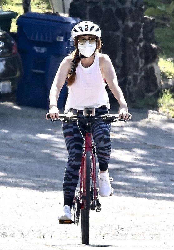 Isla Fisher - Riding Her Bike in LA 05/09/2020
