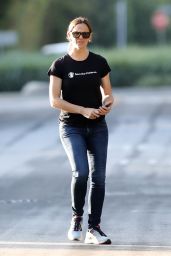 Jennifer Garner in Street Outfit - Visits a Construction Site in Brentwood 05/10/2020