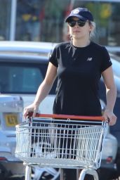 Jodie Comer - Shopping at a local Sainsbury