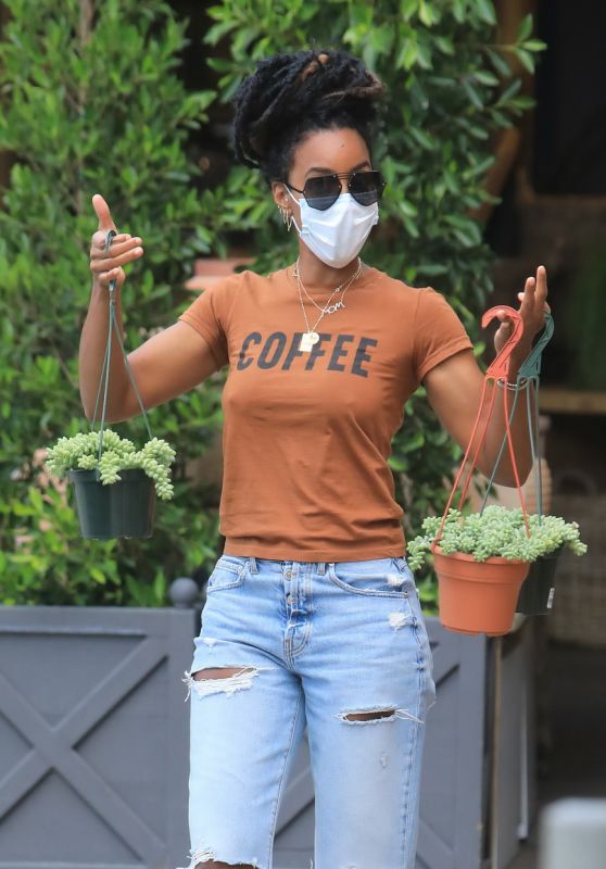 Kelly Rowland in Ripped Jeans - Shopping For House Plants in LA 05/19/2020