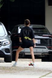 Kendall Jenner - Skateboarded in Los Angeles 05/12/2020