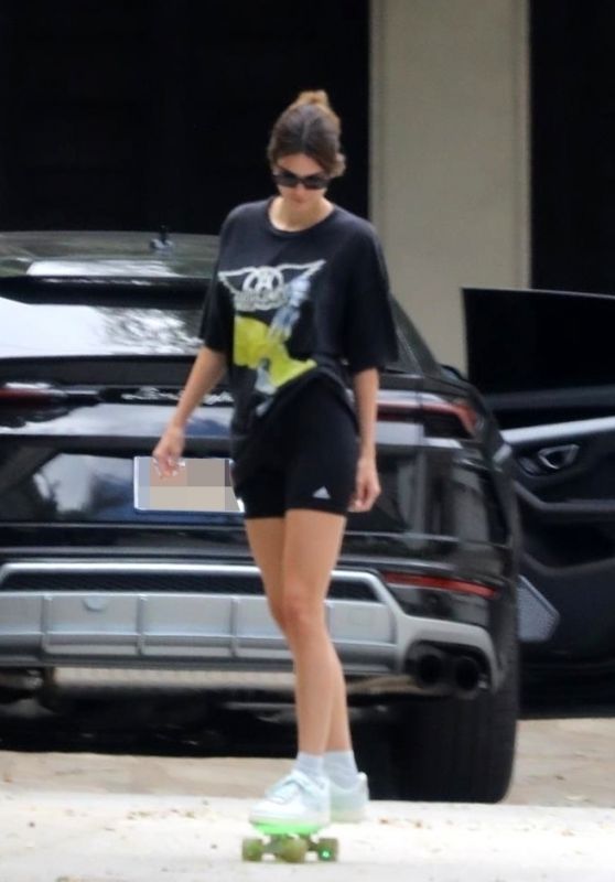 Kendall Jenner - Skateboarded in Los Angeles 05/12/2020