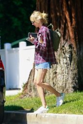 Kimberly Stewart - Out in Studio City 05/10/2020