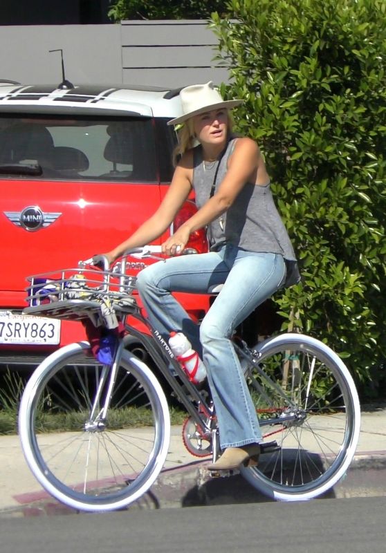 Malin Akerman - Ride Bike in Venice 05/12/2020