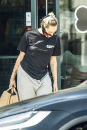 Miley Cyrus - Shopping in Los Angeles 05/17/2020
