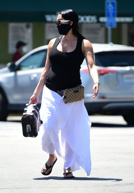 Nikki Bella Shows Her Growing Baby Bump - Grocery Shopping in LA 05/01/2020