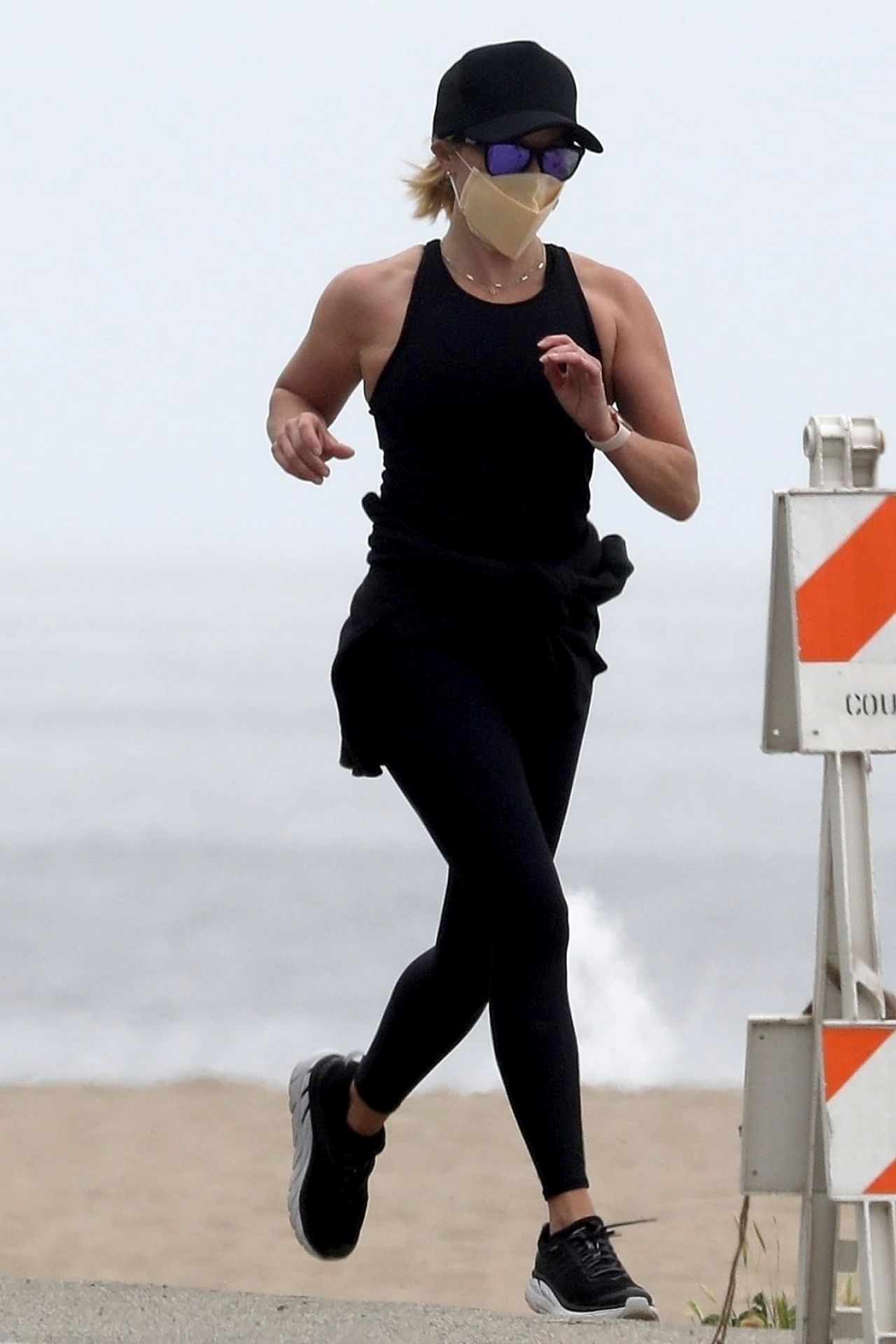 Reese Witherspoon - Jogging in Los Angeles 05/10/2020 • CelebMafia