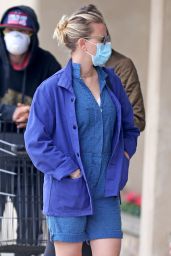 Scarlett Johansson in Street Outfit - Shopping in the Hamptons 05/28/2020