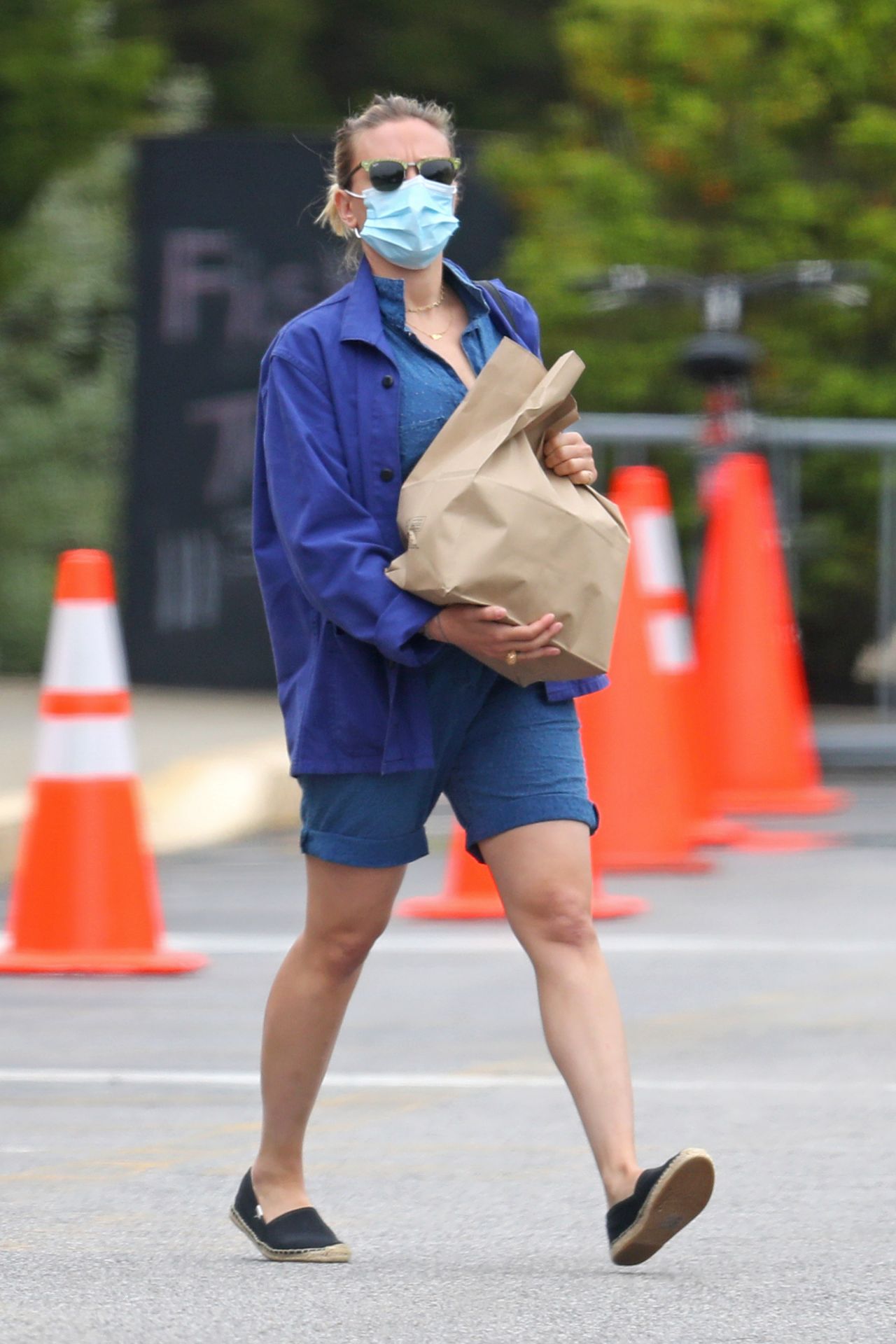 Scarlett Johansson in Street Outfit - Shopping in the Hamptons 05/28