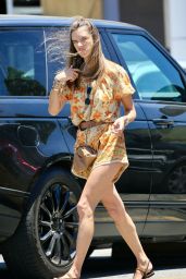 Alessandra Ambrosio Outfit 06/09/2020