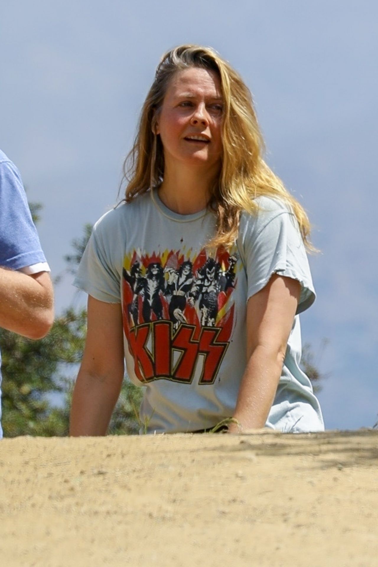 Alicia Silverstone - Walks Her Dogs in Los Angeles 06/03/2020 • CelebMafia