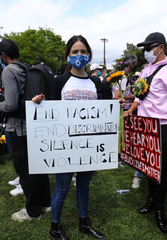 Eiza Gonzales - Protesting in Los Angeles 06/06/2020