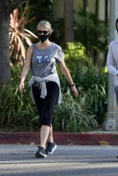 Gwyneth Paltrow With a Face Mask - Walk in Los Angeles 06/09/2020