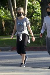 Gwyneth Paltrow With a Face Mask - Walk in Los Angeles 06/09/2020