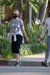 Gwyneth Paltrow With a Face Mask - Walk in Los Angeles 06/09/2020