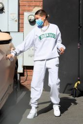 Hailey Bieber in Comfy Sweatshirt - West Hollywood 06/29/2020