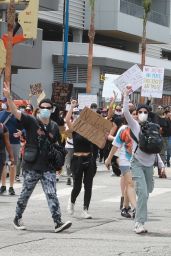 Halsey - Protesting With Yungblud in Hollywood 06/02/2020