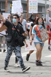 Halsey - Protesting With Yungblud in Hollywood 06/02/2020
