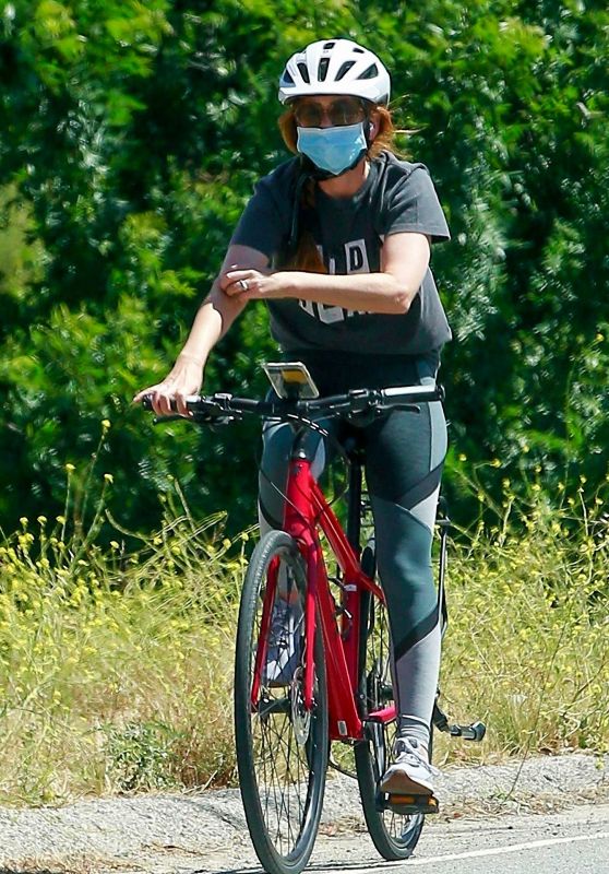 Isla Fisher Riding Her Bike - Los Angeles 06/07/2020