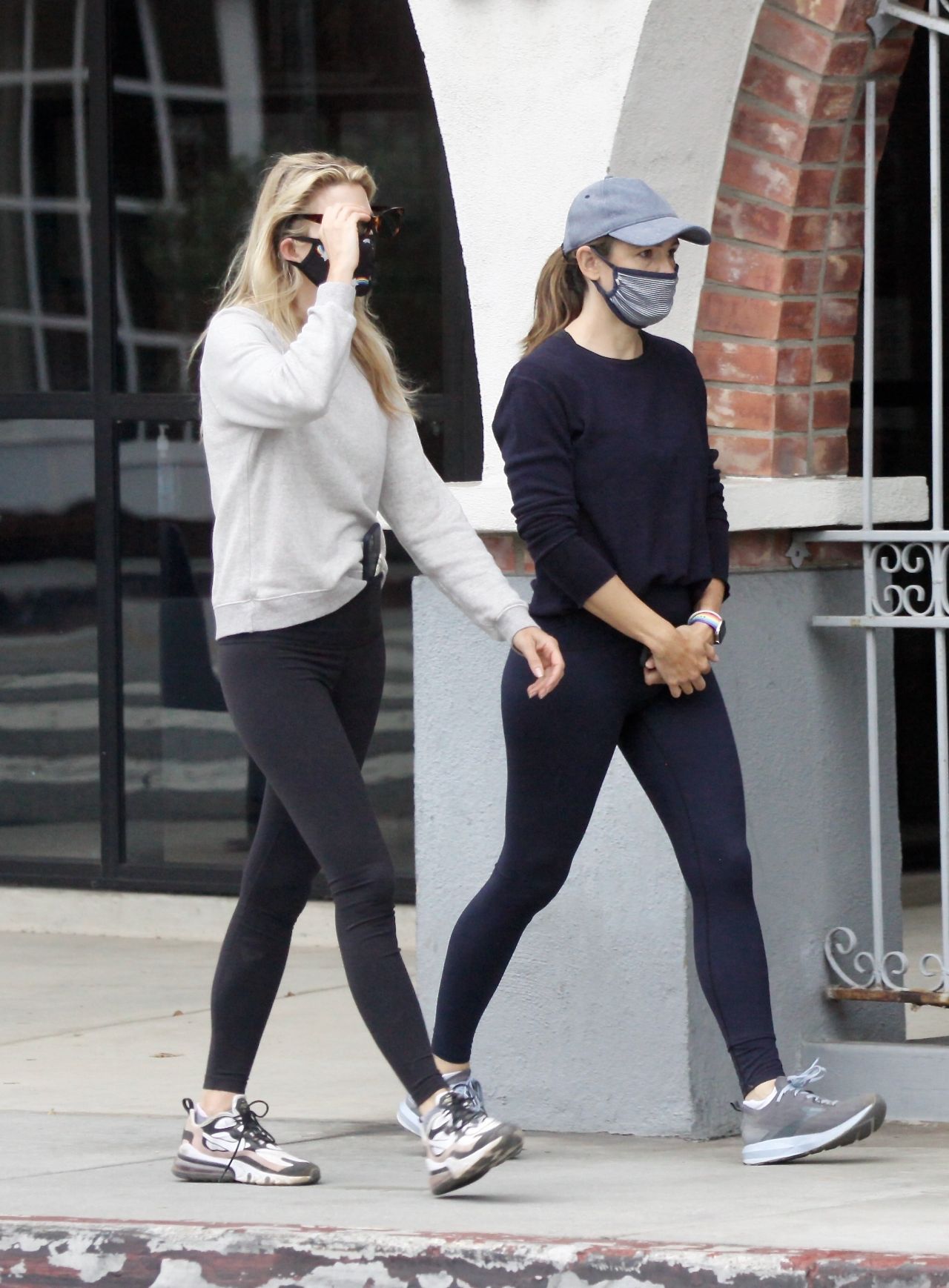 Jennifer Garner - Morning Walk In Brentwood 06/27/2020 • CelebMafia