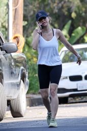 Jennifer Meyer - Chats on Her Phone in Pacific Palisades 06/03/2020