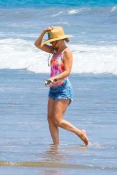 Kate Hudson - Beach in Malibu 06/22/2020