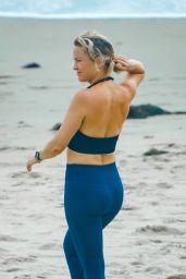 Kate Hudson in a Black Sports Bra and Navy Blue Leggings 06/24/2020