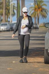 Katherine Schwarzenegger - Out on a Walk in Venice Beach 06/18/2020