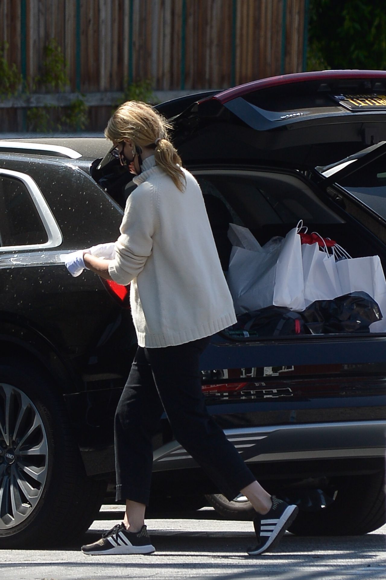 Laura Dern - Out in Brentwood 05/30/2020 • CelebMafia