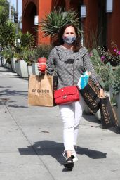 Molly Shannon - Leaving Erewhon Organic in Los Angeles 06/08/2020