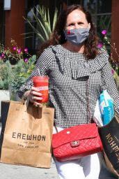 Molly Shannon - Leaving Erewhon Organic in Los Angeles 06/08/2020