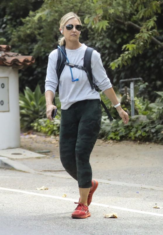 Sarah Michelle Gellar - Hike in Santa Monica 06/02/2020