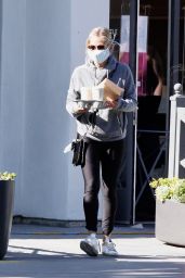 Sarah Michelle Geller - Getting Coffee in Brentwood 06/12/2020
