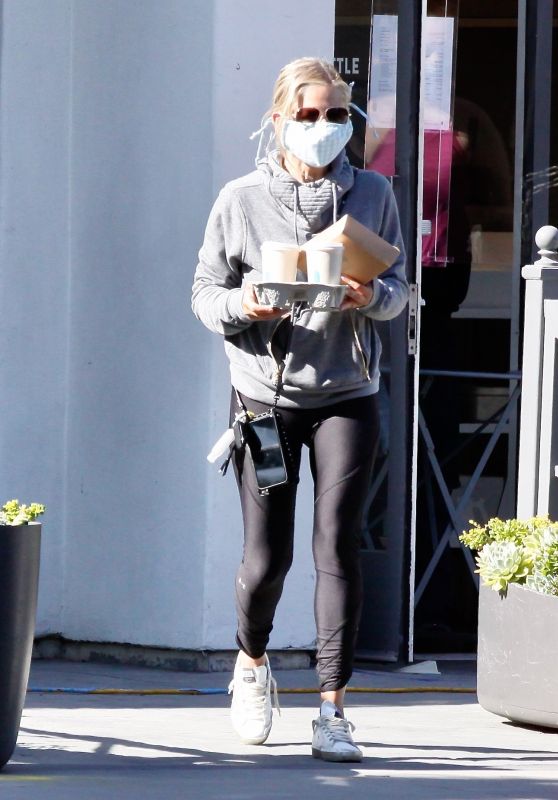 Sarah Michelle Geller - Getting Coffee in Brentwood 06/12/2020