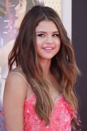 Selena Gomez - "Katy Perry: Part of Me" Premiere in Hollywood