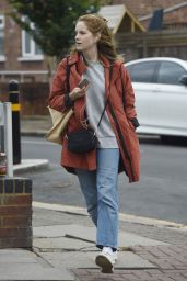 Sophie Rundle - Shopping in London 06/08/2020
