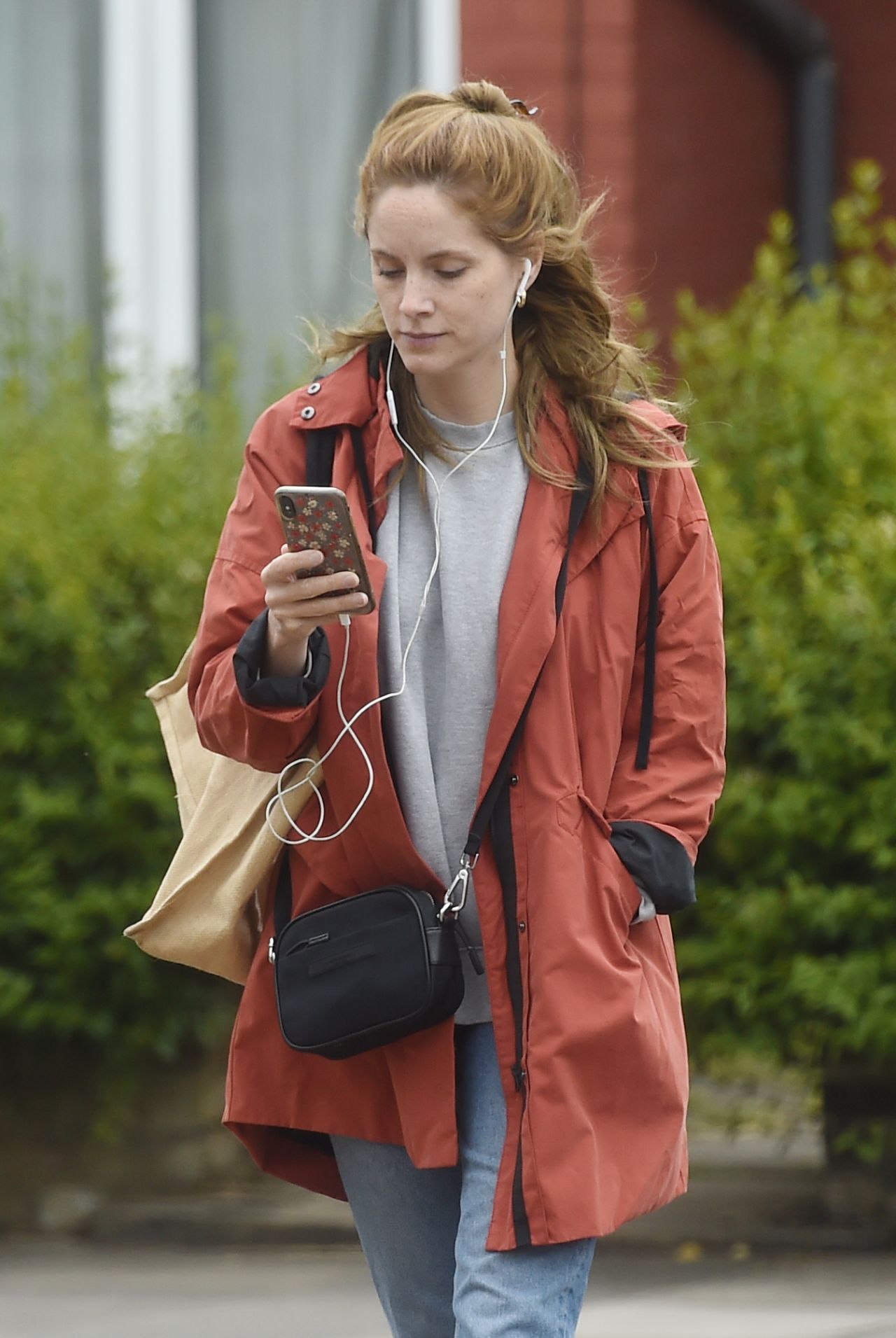 Sophie Rundle - Shopping in London 06/08/2020 • CelebMafia