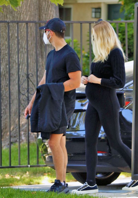 Sophie Turner Shows Off Her Growing Baby Bump - Los Angeles 06/20/2020
