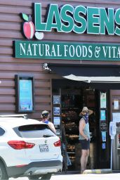 Annabelle Wallis and Chris Pine - Lassens Natural Foods in LA 07/07/2020