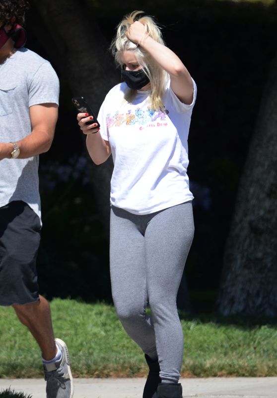 Ariel Winter in Tights - North Hollywood 07/21/2020