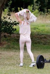 Chloe Sims - Works Out With Her Personal Trainer 07/07/2020